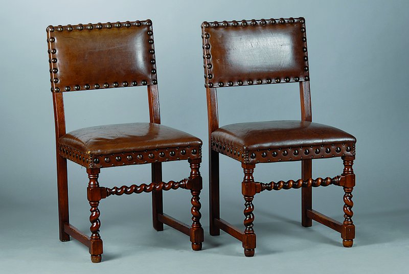 6 Stühle, Belgien, um 1880/90, Gründerzeit, Eiche, brauner Lederbezug, teils st. rissig, nicht besch., reiche Nagelverz., Beine gedrechselt, st. ...