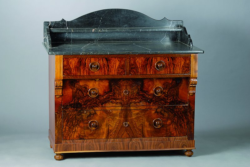 Waschtisch, um 1900, Wurzelnußfurnier, 4 -schübig, dunkelgraue Marmorplatte, rest., bzw. teils neu furniert, schönes Furnierbild, Platte l. best., ...