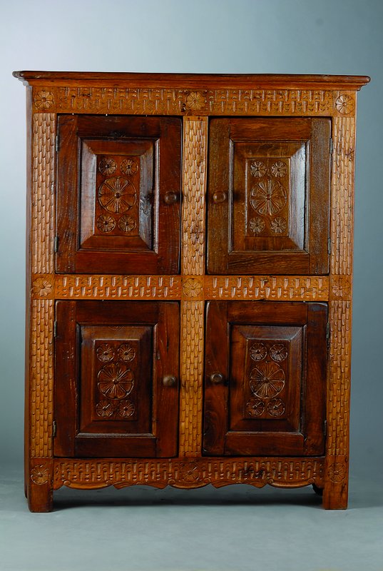 Schrank, wohl Belgien, unter Verwendung alter Teile um 1750/60, Eiche, 4-türig, diese kassettiert mit reicher Blütenverz., Lisenen und Rahmen m. ...