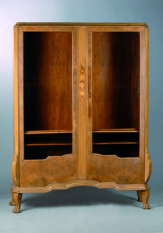 Vitrine, deutsch, 20/30er Jahre, Nußbaumfurnier, intarsierter floraler Dekor, 2-türig verglast, Zarge geschweift, abgeflachte Ecken, Beschl. l. ...
