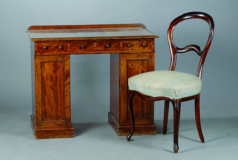 Damenschreibtisch, England, um 1900, Mahagonifurnier, dazu ein Stuhl, dieser passend, Alterssch., ca. 74x92x51 cm