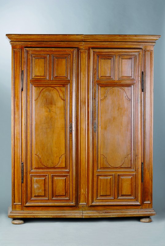 Schrank, um 1800, Nußbaum massiv, 2-türig, sog. Spaltschrank, Front und Seiten kassettiert, Kopf getreppt, Fuß passig, Reste alten Wurmbefalls, ...