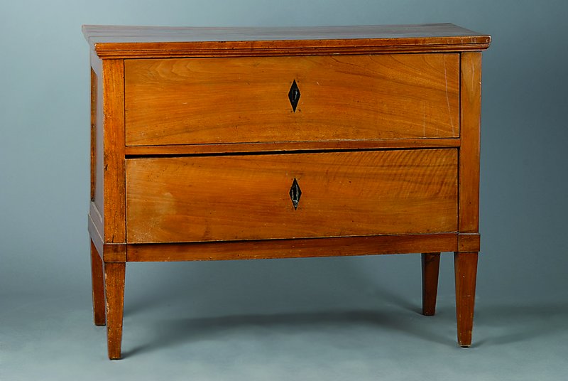 Kommode, Biedermeier, um 1820/30, 2-schübig, Nußbaumfurnier, konisch verlaufende Beine, Platte fleckig, schwundrissig, Alterssch., Restaurierung ...