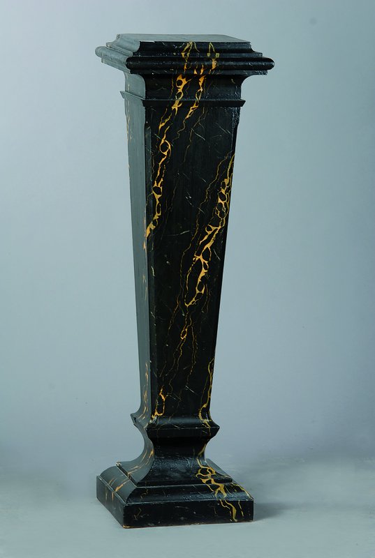 Blumensäule, im Gründerzeitstil, schwarz gefasst, teils marmoriert, vielfach getreppt, l.schwundrissig, Gebr.-Sp., ca. 109x33x33 cm