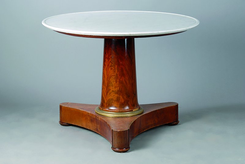 Runder Tisch, Biedermeier, um 1830/40, Nußbaum, 3-Kantfuß m. Messingring, weiße Marmorplatte sek., Furniersch., schwundrissig,H. 73 cm, D. 97 cm