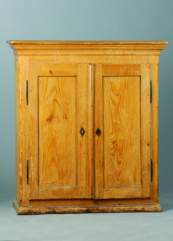 Beistellschränkchen, deutsch, um 1835/40, Weichholz, 2-türig, innen: 5 Schubladen, 2 Einlegebretter, Kopf getreppt, Alterssch., Überholung empf., ...