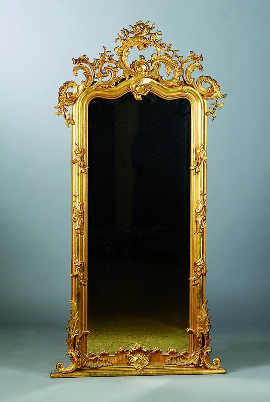Großer Spiegel, um 1850, reich geschnitzt und gestuckt, goldfarben gefasst, facett. Spiegelglas erneuert, Alterssch., Zierteile teils fehlend, ca. ...