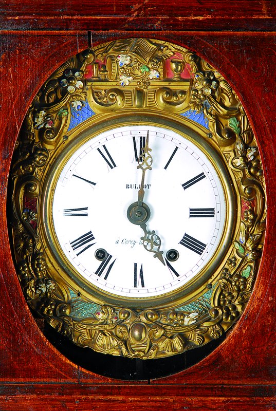 Detail a: Standuhr, Frankreich um 1880, Gehäuse Weichholz, Glas von Türe fehlt, verzierte ovale Messingumrandung mit dazu gehörendem Prunkpendel, ...