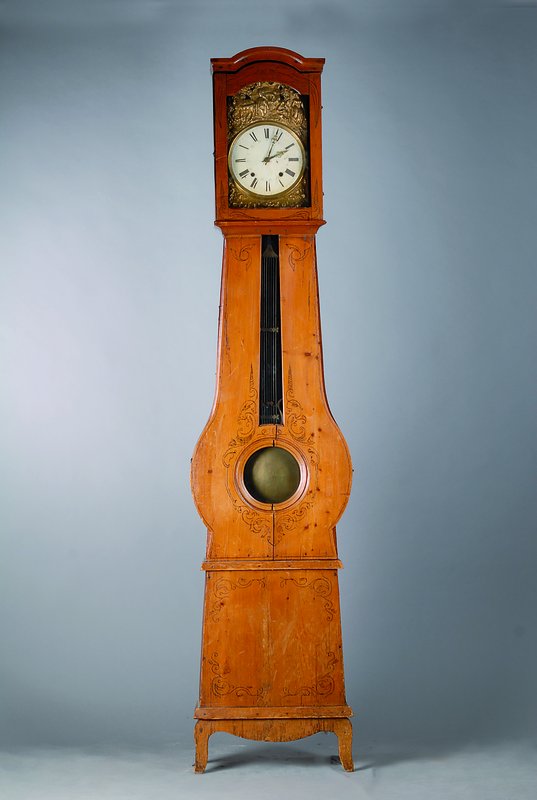 Standuhr, Frankreich um 1870/80, Gehäuse Weichholz, spannungsrissig, alter Wurmbefall, Werk Comtoise mit orig. Lyrapendel, Zifferblattumrandung mit ...