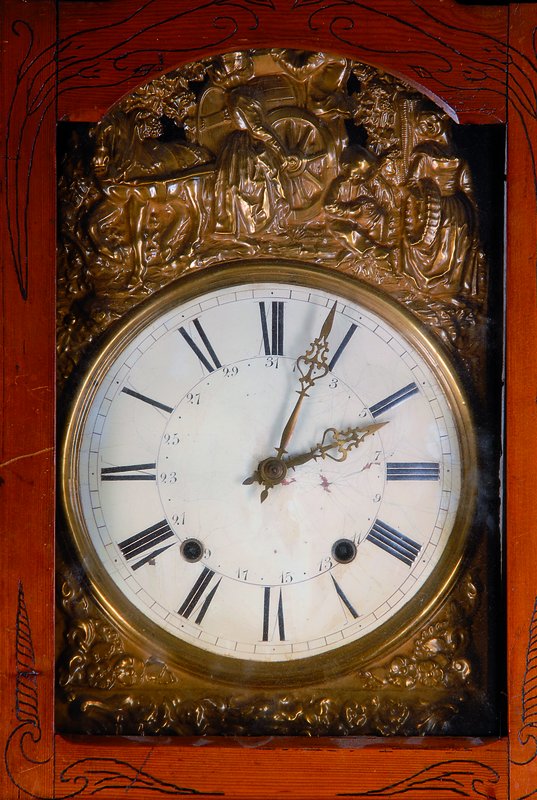 Detail a: Standuhr, Frankreich um 1870/80, Gehäuse Weichholz, spannungsrissig, alter Wurmbefall, Werk Comtoise mit orig. Lyrapendel, Zifferblattumrandung mit ...