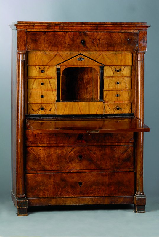 Standsekretär, um 1820, Nußbaum/Wurzelnußfurnier, Unterteil 3-schübig,Klappe, reiche Inneneinrichtung, Kopfschublade, teils großflächig rot ...