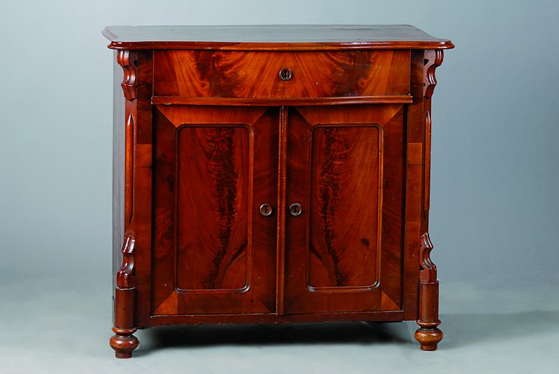 Halbschrank, um 1860/70, Mahagonifurnier, l. geschweift, 2-türig, 1-schübig, abgerundete Ecken, sparsame Schnitzereien, l. Furniersch., Alterssch., ...