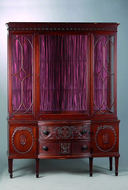 Detail a: Vitrine und Anrichte, um 1920, Rotbuche, Vitrine: Unterteil 2-schübig, 2-türig, Oberteil 1-türig verglast, Anrichte 2-schübig, 2-türig, reiche ...