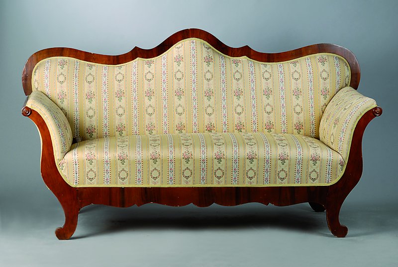 Sofa, deutsch, um 1830/50, Nußbaum, Bezug und Polsterung alt belassen, allseitig geschweift, Armlehnen m. Rosettenverz., Furniersch., Alterssch., ...