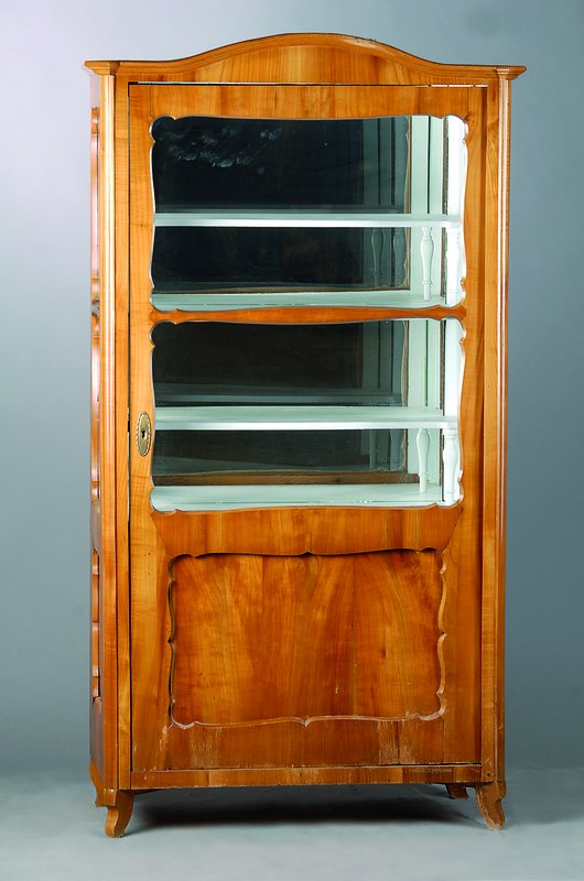 Vitrine, mitteldeutsch, um 1835/40, Kirschbaum, 1-türig, teilverlast, Brezelfüllungen, Inneneinrichtung weiß gefasst, Rückwand verspiegelt, ...