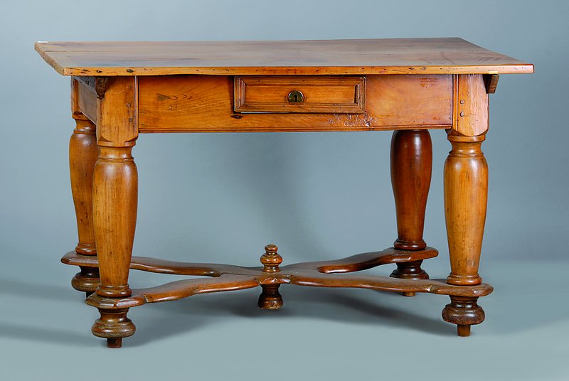 Tisch, Barock, 18. Jh., Kirschbaum/Obstholz massiv, 1-schübig, Beine reich gedrechselt, Reste alten Wurmbefalls, schwundrissig, Gebr.-Sp., ca. ...