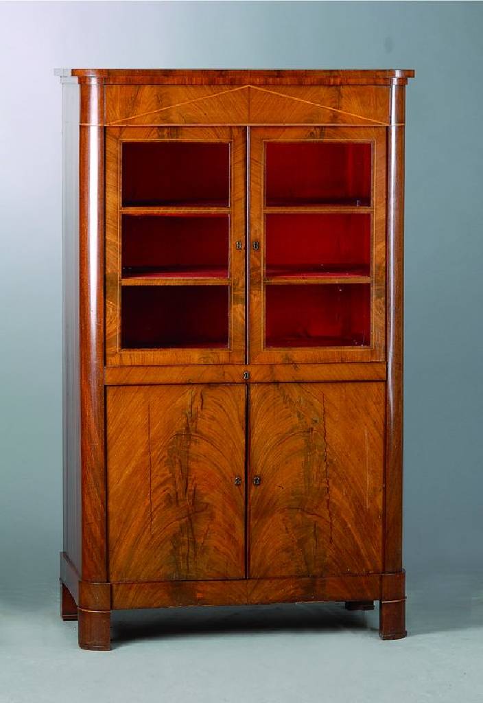 Vitrine, Biedermeier, um 1830, Mahagoni, Unterteil 2-türig, ausziehbare Geschirrablage,Oberteil 2-türig verglast und versprosst, Kopfschublade, ...