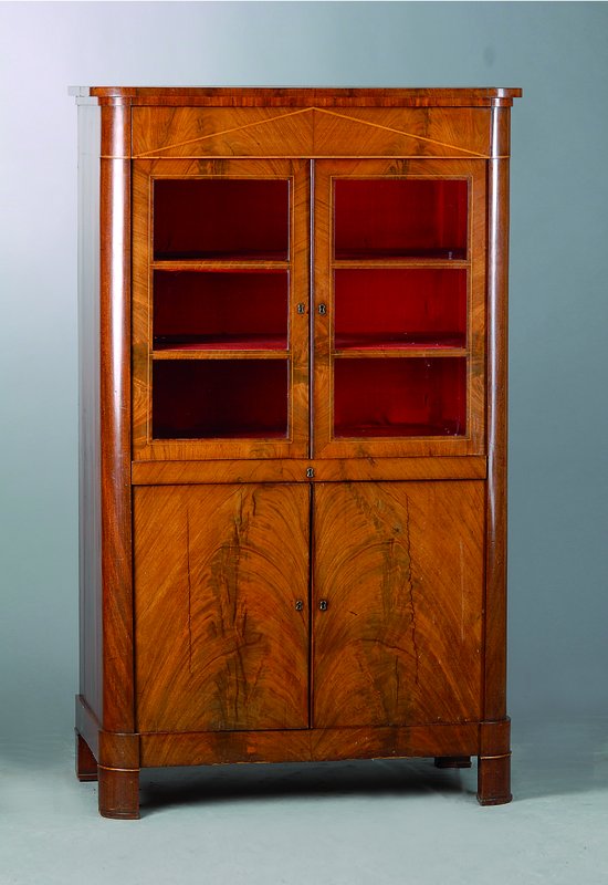 Detail a: Vitrine, Biedermeier, um 1830, Mahagoni, Unterteil 2-türig, ausziehbare Geschirrablage,Oberteil 2-türig verglast und versprosst, Kopfschublade, ...