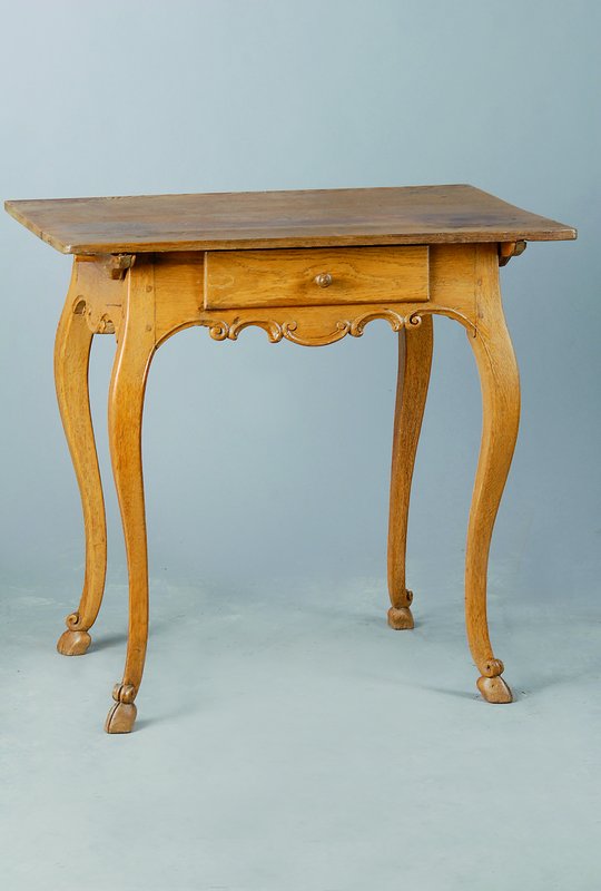 Kleiner Barocktisch, 18. Jh., Eiche massiv, Beine und Zarge geschweift, reiche Volutenverz., 1-schübig, Platte mit altersbedingten Verfärbungen, ...
