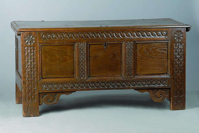 Stollentruhe, dat. 1746, Eiche massiv, Frontreich geschnitzt, Schuppendekor, Eckzwickel in Volutenform, schwundrissig, Alterssch., ca. 74x148x58 cm