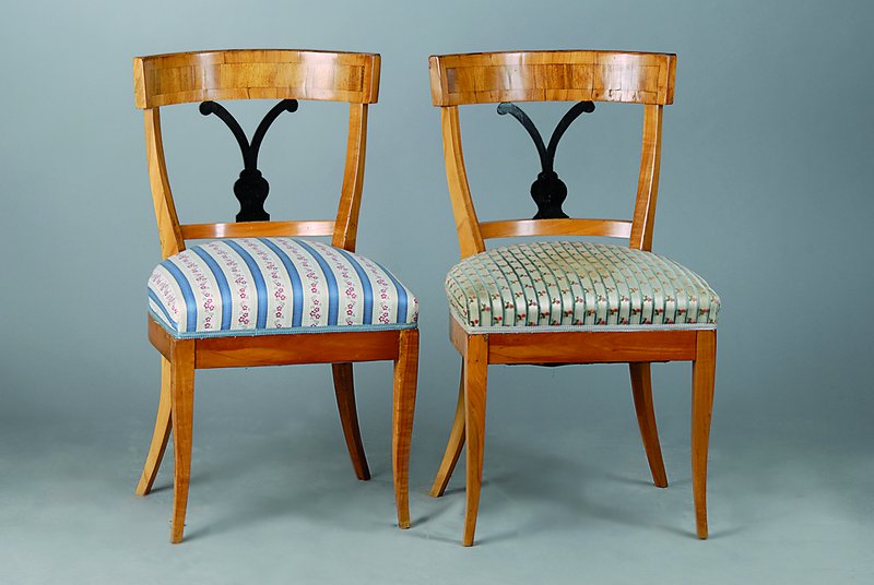 2 Stühle, Biedermeier, um 1820/30, Kirschbaum, Rücken verstrebt, Streben geschwärzt, Beine leicht geschweift, Bezug und Polsterung alt belassen, ...