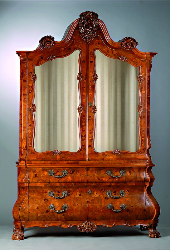 Aufsatzvitrine im holl. Barockstil, sog.. Prahlhans, 60er Jahre, Nußbaumfurnier mit aufwendigen floralen Einlegearbeiten, Unterteil 2-türig, ...