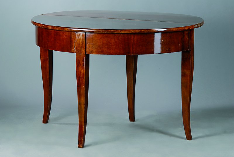 Halbmondtisch, deutsch, um 1840/50, Nußbaum/Palisander, Beine leicht geschweift, aufklappbar, l. Furniersch., l. verzogen, Gebr.-Sp., ca. 81x116x58 ...
