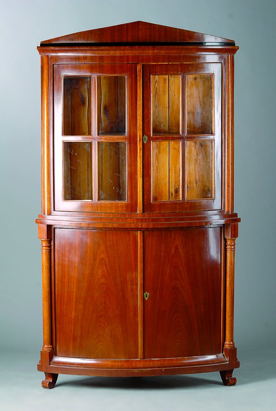 Eckschrank, Biedermeierstil, unter Verwendung alter Teile um 1840, Mahagonifurnier, Unterteil 2-türig, Oberteil 2-türig, verglast und versprosst, ...