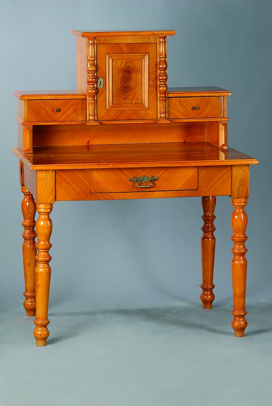 Aufsatzschreibtisch, Gründerzeitstil, Ahornfurnier, Unterteil 1-schübig, Oberteil 2 -schübig, 1-türig, reich gedrechselt, l. schwundrissig, l. ...