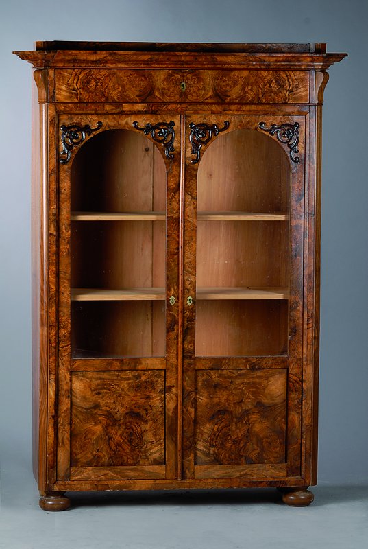 Wäscheschrank, deutsch, um 1860/70, Wurzelnußfurnier, 2-türig verglast, sparsame aufgesetzte Schnitzereien, Alterssch., ohne Schlüssel, l. ...