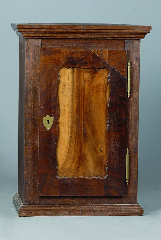 Beistellschränkchen, unter Verwendung alter Teile um 1835/40, Nußbaum, 1-türig, sog. Brezelfüllung, Kopf getreppt, Gebr.-Sp., ca. 71x50x33 cm