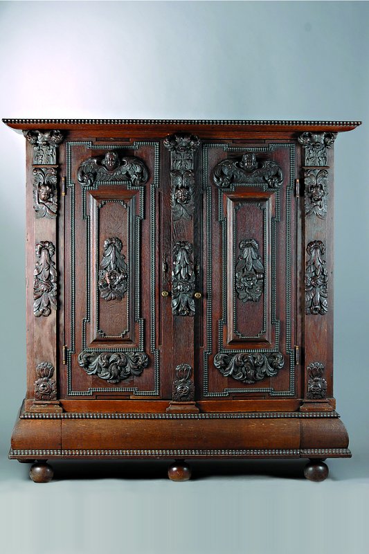 Fassadenschrank, deutsch, um 1870, nach dem Vorbild von 1560/80, Eiche massiv, 2-türig, Fußschublade, reiche aufwendige Schnitzereien im ...