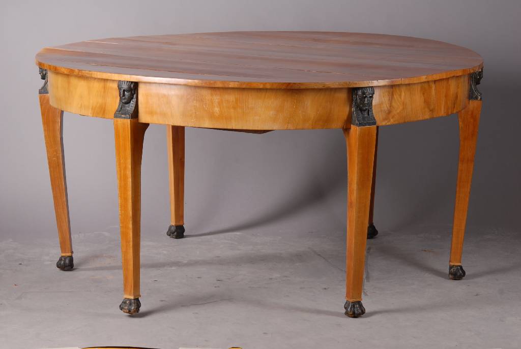 Seltener Ausziehtisch, um 1810/15, Kirschbaumfurnier, Beine mit Karyatiden, Tatzenfüße, Zierteile geschwärzt, große Kulisse, 7 Einlegebretter je ...