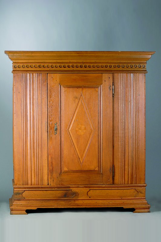 Barockschrank, Hessen, um 1820, Eiche massiv, 1-türig, mittig m. Sternintarsie, Wellenprofil, sparsame Schnitzereien, Gebr.-Sp., zerlegbar, ca. ...