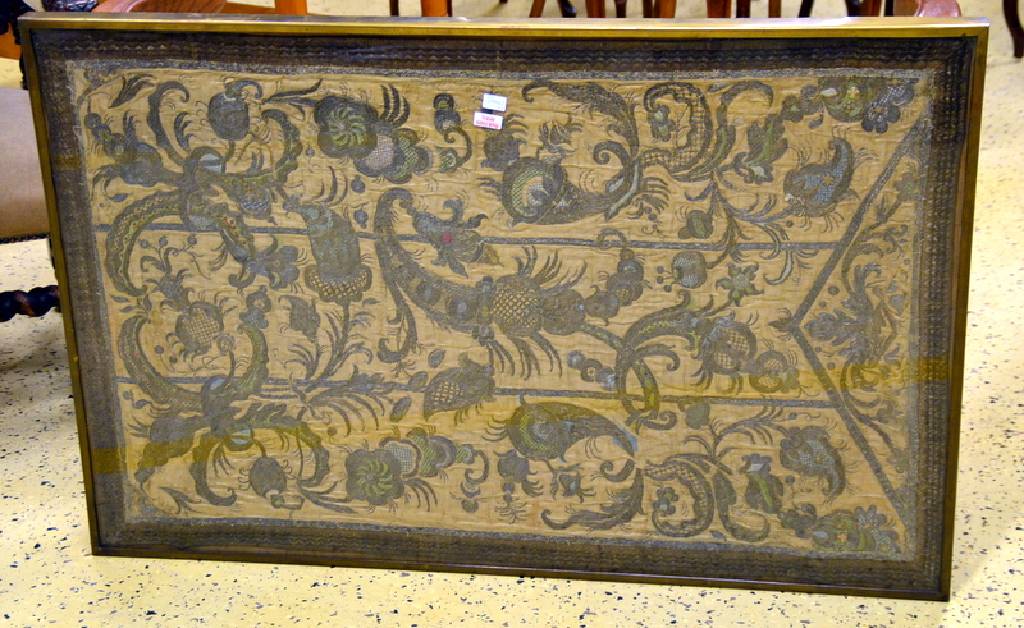Detail a: Tisch, im Barockstil, mit feiner türkischer Seidenstickerei, Eiche, Platte m. Stickerei unter Glas, diese um 1860/90, mit Drahtgeflecht, ...