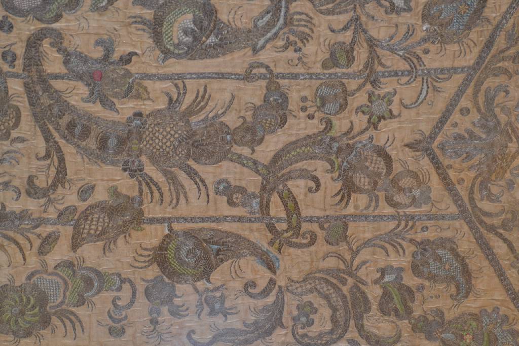Detail b: Tisch, im Barockstil, mit feiner türkischer Seidenstickerei, Eiche, Platte m. Stickerei unter Glas, diese um 1860/90, mit Drahtgeflecht, ...