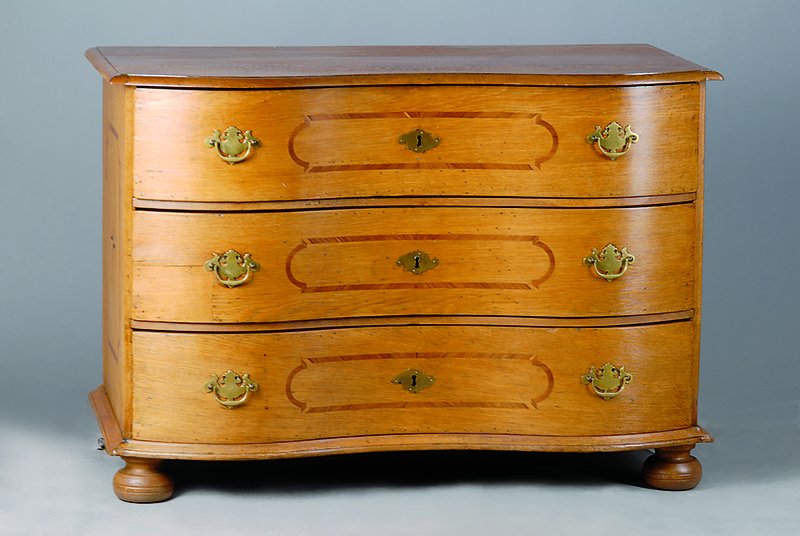 Barockkommode, Hessen, um 1750, Eiche massiv, 3 Schubladen, diese mit Bandintarsien in Pflaume, seitl. mit Sternintarsien, Schlösser orig. ...