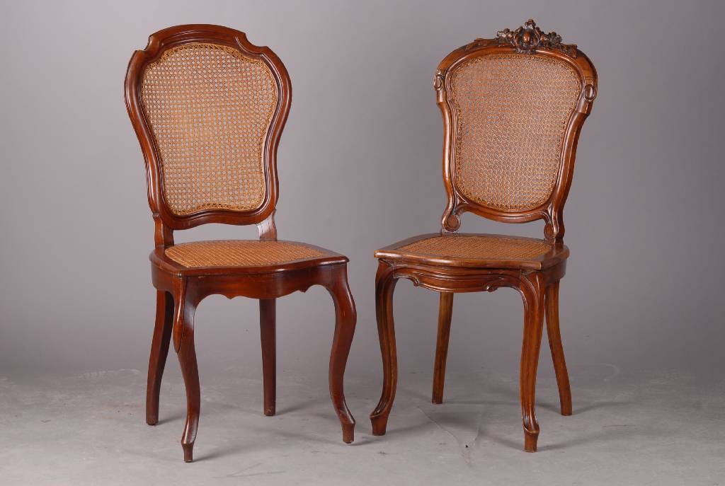 6 Stühle (5 Stühle+1), um 1860/70, Nußbaum, reich geschnitzt, dazu 1 Stuhl, Mahagoni, passend aber nicht dazugehörig, Sitz und Rückenfläche m. ...