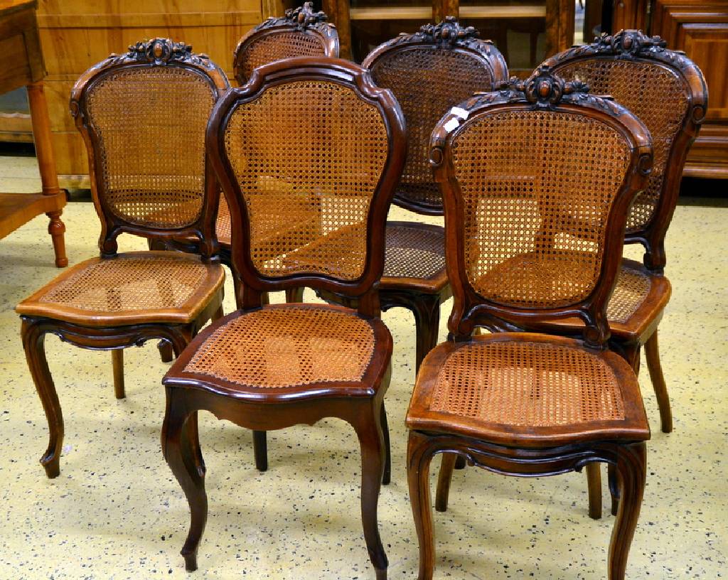 Detail a: 6 Stühle (5 Stühle+1), um 1860/70, Nußbaum, reich geschnitzt, dazu 1 Stuhl, Mahagoni, passend aber nicht dazugehörig, Sitz und Rückenfläche m. ...