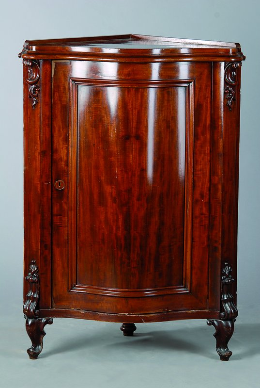Eckschrank, um 1860/70, Mahagonifurnier, 1-türig, Front geschweift, sparsame Voluten und Akanthusblattschnitzerei, Furniersch., st. Gebr.-Sp., ca. ...