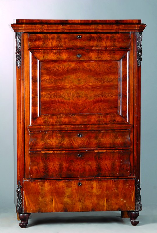 Sog. Blenderschrank, um 1860/70, Mahagonifurnier, 1-türig, Fußschublade, Lisenen m. aufgesetzten Knospenschnitzereien, l. verzogen, Furniersch., ...