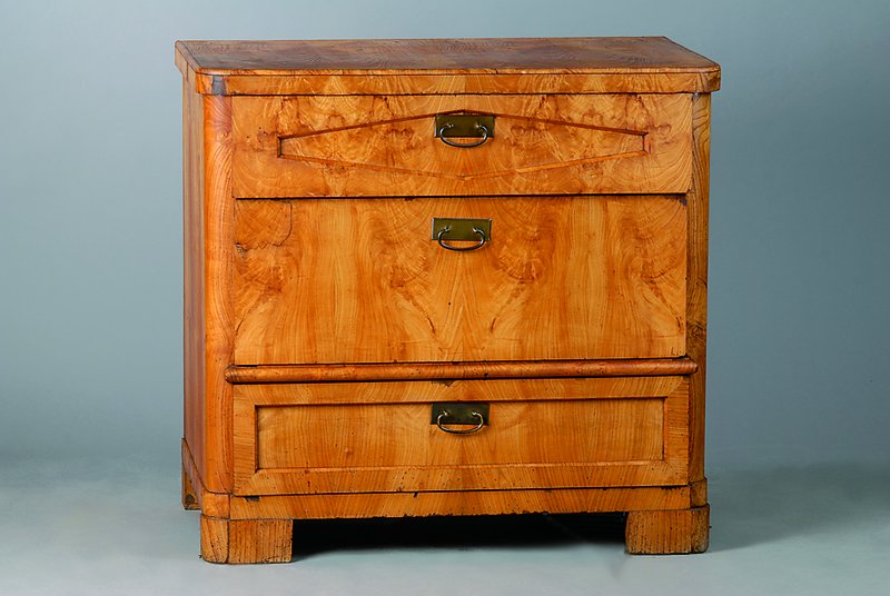 Kommode, um 1830/40, Eschefurnier, 3-schübig, ohne Schlösser, Furnier gespiegelt verlegt, abgerundete Ecken, Furnierteile fehlen, Alterssch., ca. ...