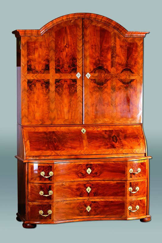 Aufsatzsekretär, Barock, wohl nordwestdeutsch,um 1780, Nußbaum, ausgesuchtes Wurzelholz, vielfach gespiegelt verlegt, Unterteil 3 -schübig, ...