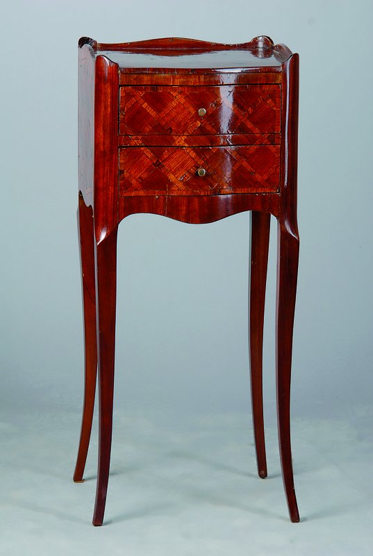 Beistellschränkchen, 1. Hälfte 20. Jh., Palisander, Makassarintarsien, 2-schübig, Beine l. geschweift, st. Gebr.-Sp., kl. Furniersch., ca. ...