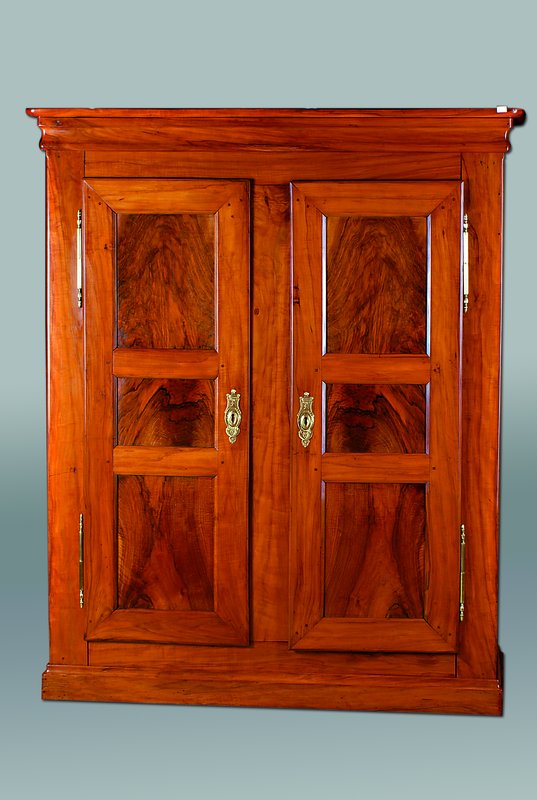 Dielenschrank, Pfalz, um 1850, Kirschbaum massiv, Füllungen Nußbaum, Front und Seiten kassettiert, kompl. zerlegbar, restauriert und poliert, l. ...