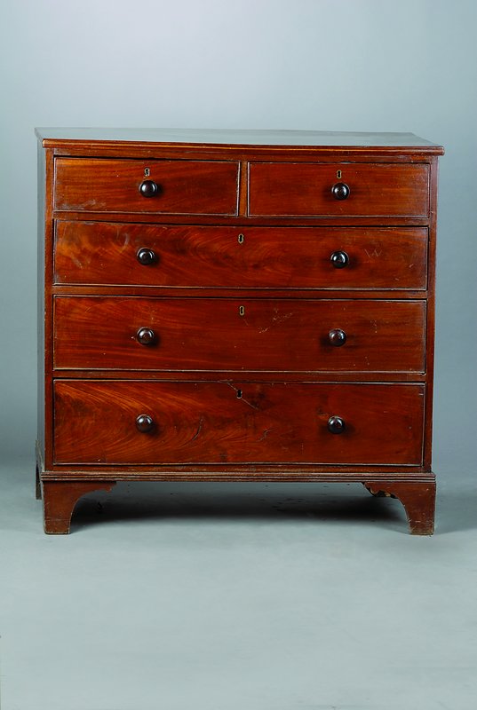 Kommode, England, um 1880, Mahagonifurnier, 5-schübig, ohne Schlüssel, schwundrissig, Alterssch., ca. 105x105x49 cm