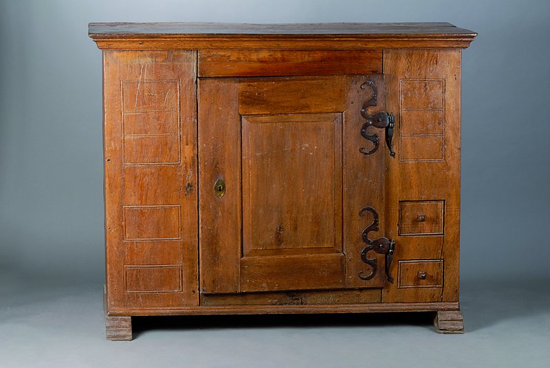 Brotschrank, Hessen, um 1800, Teile im 19.Jh. ergänzt, Eiche, 1-türig, verzierte Eisenbeschl., Platte schwundrissig, l. verzogen, fleckig, st. ...