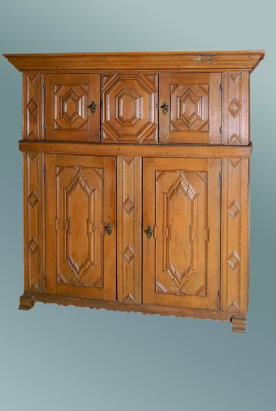 Vielzweckschrank, Hessen, unter Verwendung alter Teile um 1800, Eiche massiv, 4-türig, Türen reich kassettiert, Inlets getreppt, Kufenfüße, Kopf ...