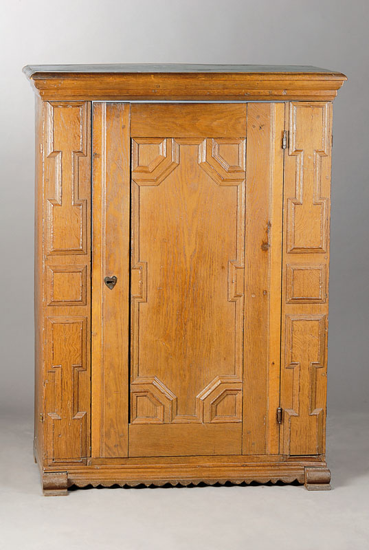 1-türiger Schrank, Barockstil, umgebaut als Tv-Möbel, Eiche massiv, 1-türig, reich kassettiert, Inlets getreppt, Platte fleckig, Kufenfüße, ...