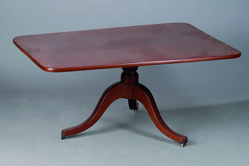 Couchtisch, England, abklappbar, gekürzt, Mahagonifurnier, 3-Kantfuß, Platte l. fleckig,Gebr.-Sp., ca. 50x107x75 cm